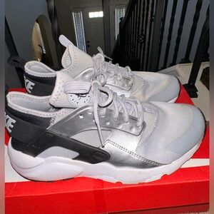 Nike Air Huarache Run Ultra Gs Grey Silver Black White, size 7 womens, 5.5 kids